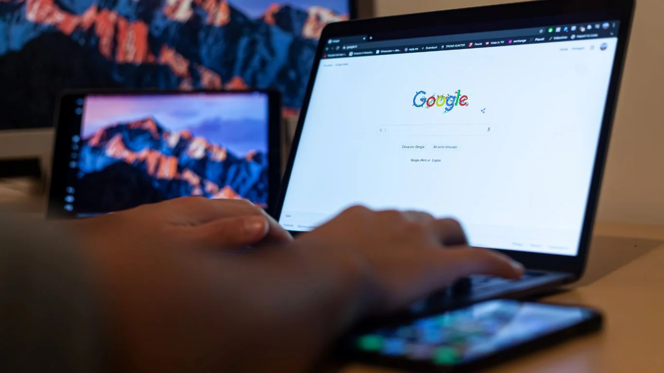 Illustration représentant l'optimisation d'une fiche Google Business pour la visibilité locale
