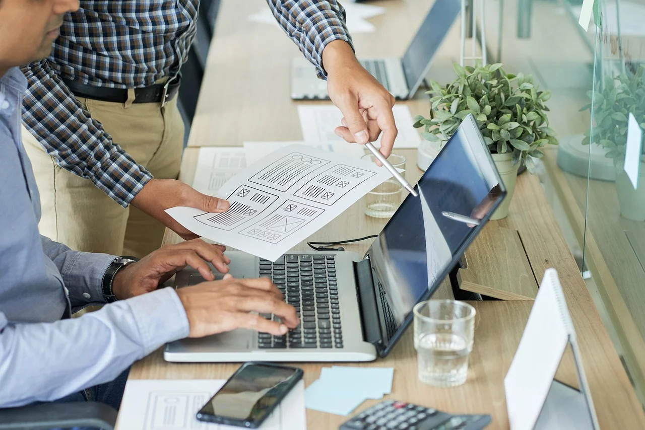 Illustration représentant la maintenance et l'actualisation régulière d'un site web professionnel